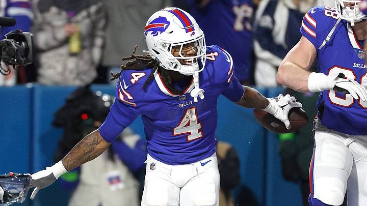 Buffalo Bills running back James Cook (4) celebrates his 24-yard touchdown run against the Cowboys.