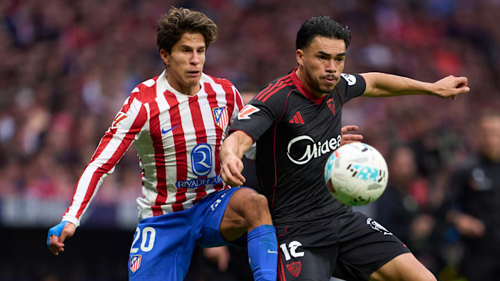 El argentino Giuliano Simeone y el chileno Gabriel Suazo en el último enfrentamiento de ambos equipos El argentino Giuliano Simeone y el chileno Gabriel Suazo en el último enfrentamiento de ambos equipos