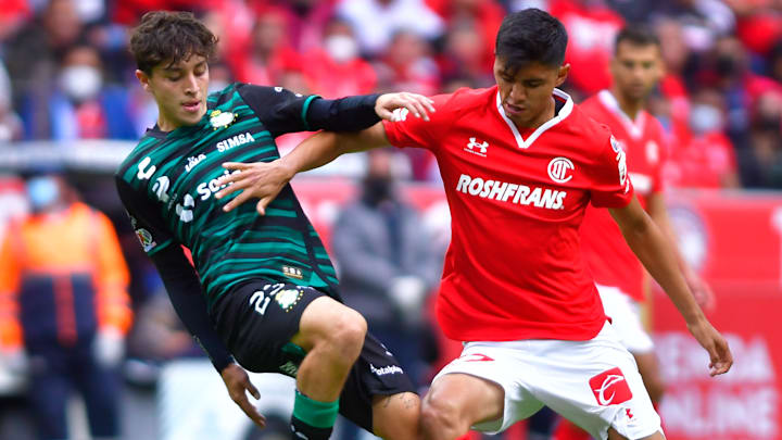 Jordan Carrillo de Santos Laguna compite por el esférico con el chileno Valber Huerta de Toluca.