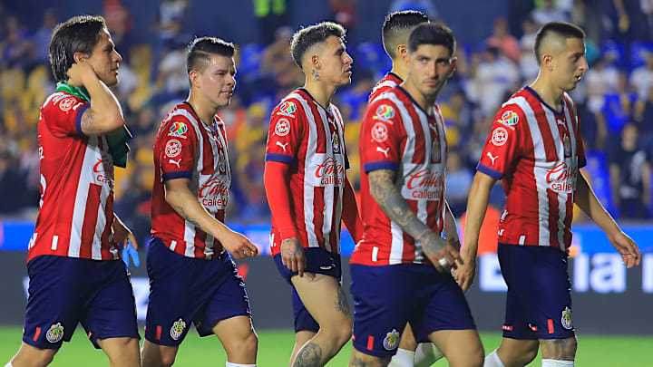 Víctor Guzmán, Roberto Alvarado, Cristián Calderón, Pável Pérez y Rubén González durante el duelo ante Tigres.