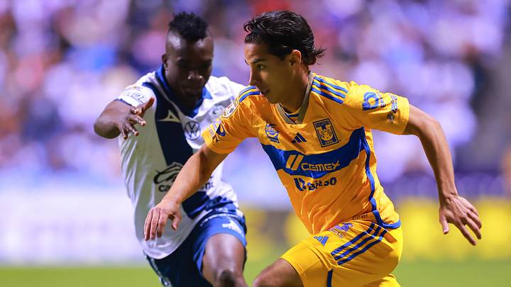 El colombiano Kevin Velasco del Puebla y Diego Laínez de Tigres durante el duelo de Ida en el Estadio Cuauhtémoc.