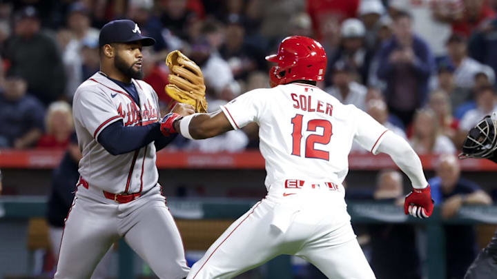 A fight breaks out between Atlanta Braves pitcher Reynaldo López (40) and Los Angeles Angels right fielder Jorge Soler 