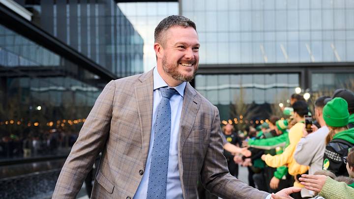 Nov 14, 2025; Eugene, Oregon, USA; Oregon Ducks head coach Dan Lanning high fives fans before a game between the Oregon Ducks and the Minnesota Golden Gophers at Autzen Stadium. Mandatory Credit: Troy Wayrynen-Imagn Images Nov 14, 2025; Eugene, Oregon, USA; Oregon Ducks head coach Dan Lanning high fives fans before a game between the Oregon Ducks and the Minnesota Golden Gophers at Autzen Stadium. Mandatory Credit: Troy Wayrynen-Imagn Images