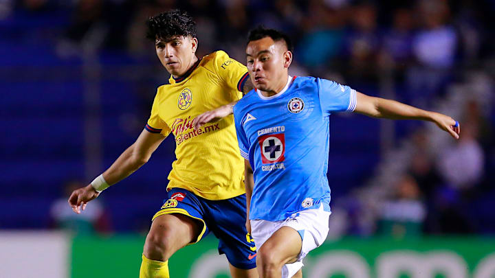 Kevin Álvarez compite por el balón con Charly Rodríguez