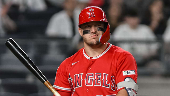 Los Angeles Angels right fielder Mike Trout (27)