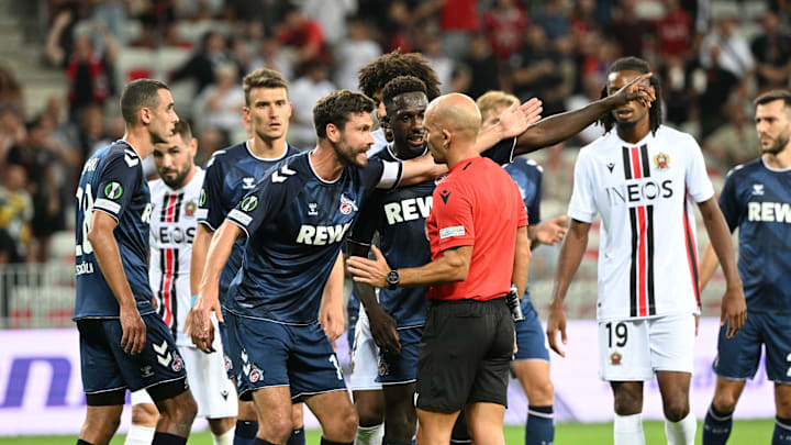 Jonas Hector & Kingsley Schindler beschweren sich beim Unparteiischen