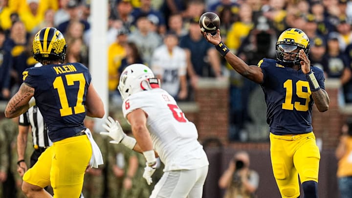 Michigan quarterback Bryce Underwood (19)