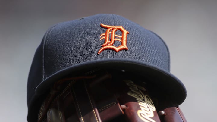 Detroit Tigers hat and glove