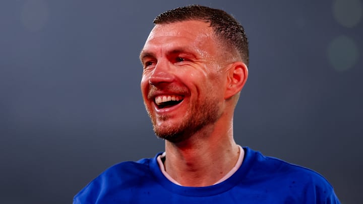 Bleibt Edin Dzeko ein weiteres Jahr auf Schalke? 