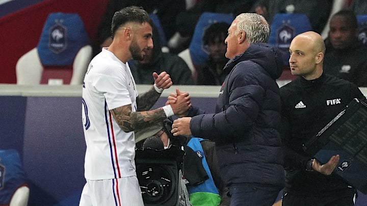 Didier Deschamps et Jonathan Clauss avec l'Equipe de France