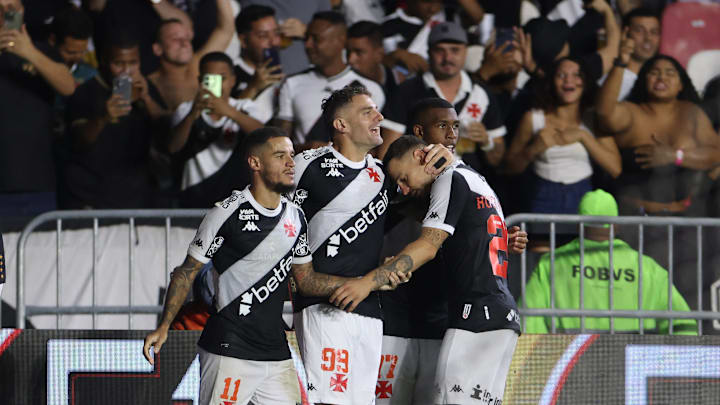 Vegetti (centro) fez dois gols neste sábado