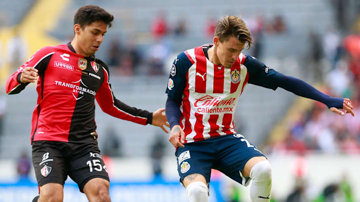Diego Barbosa (Atlas) y Cristián Calderón (Chivas) en la última edición del Clásico Tapatío.