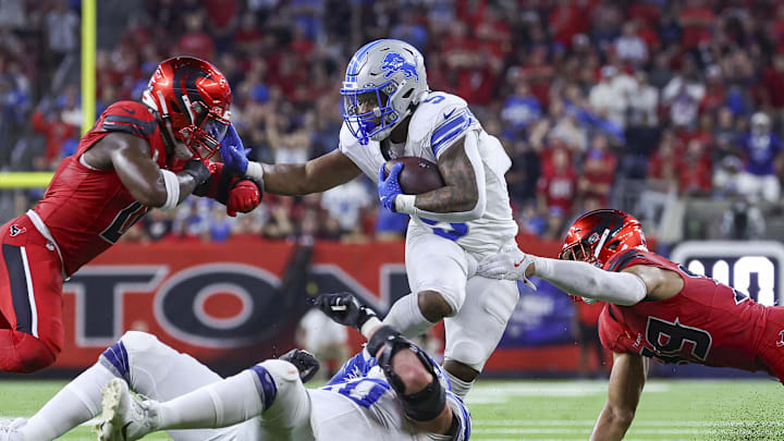 Nov 10, 2024; Houston, Texas, USA; Detroit Lions running back David Montgomery (5) runs with the ball as Houston Texans linebacker Azeez Al-Shaair (0) and linebacker Henry To'oTo'o (39) attempt to make a tackle during the fourth quarter at NRG Stadium. Mandatory Credit: Troy Taormina-Imagn Images Nov 10, 2024; Houston, Texas, USA; Detroit Lions running back David Montgomery (5) runs with the ball as Houston Texans linebacker Azeez Al-Shaair (0) and linebacker Henry To'oTo'o (39) attempt to make a tackle during the fourth quarter at NRG Stadium. Mandatory Credit: Troy Taormina-Imagn Images