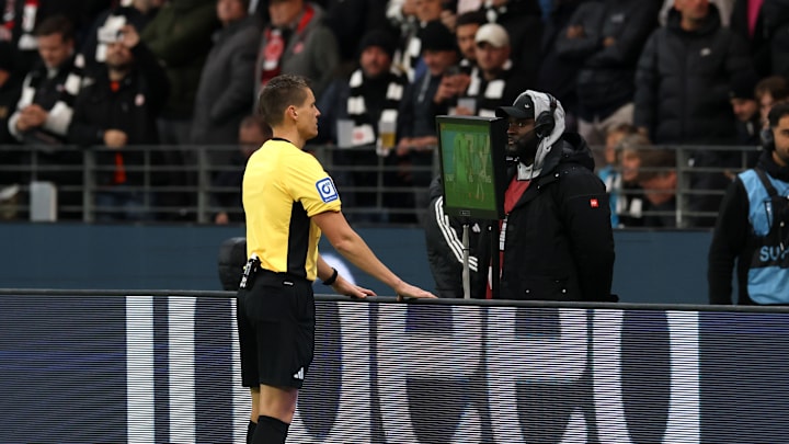 Daniel Siebert überprüft die Doan-Szene