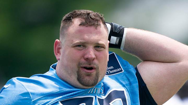 Tennessee Titans guard Kevin Zeitler in practice