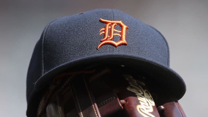 Detroit Tigers hat and glove