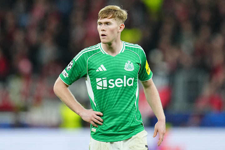 Lewis Hall wearing Newcastle's away kit. 刘易斯·霍尔身穿纽卡斯尔客场球衣。