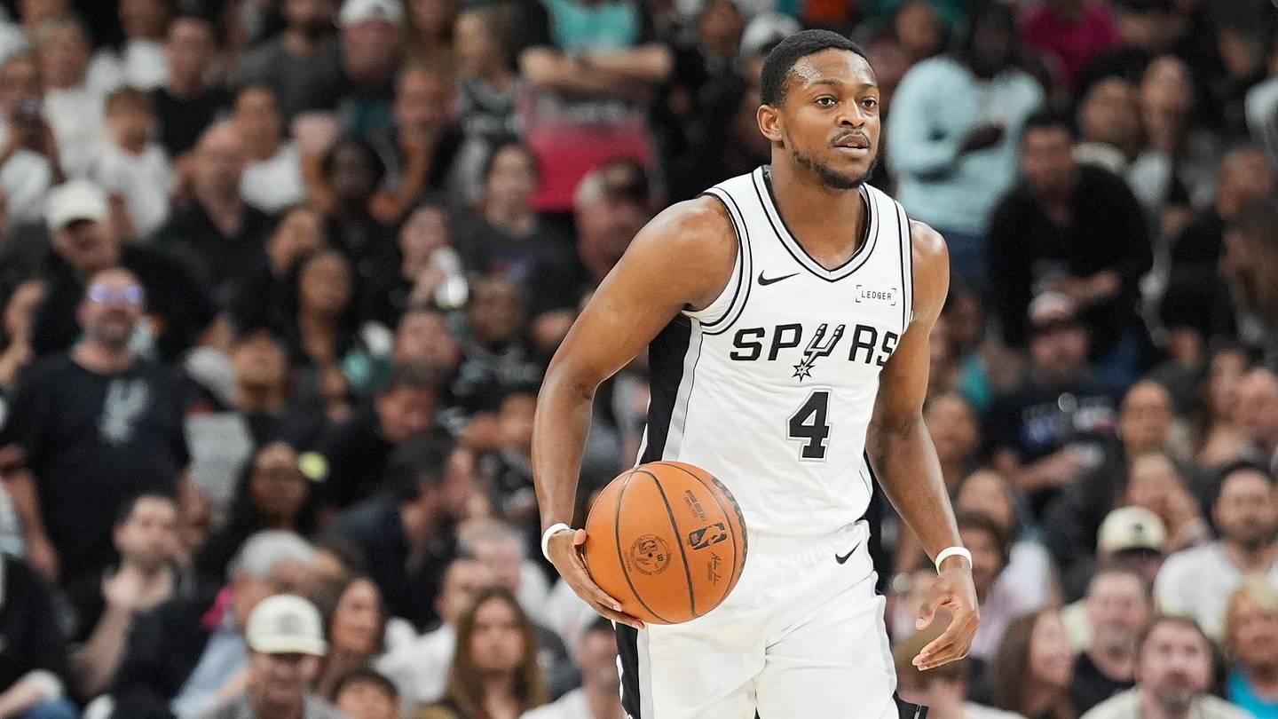 Playing on 1 Leg, De'Aaron Fox Gives Spurs Major Advantage Over Thunder in Game 5