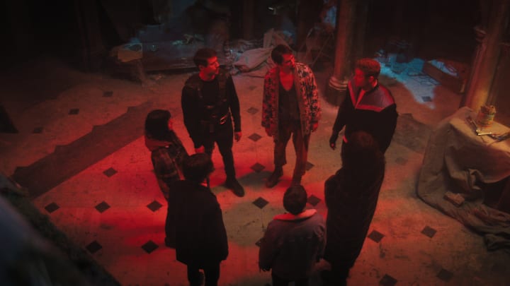 The Umbrella Academy. (L to R) Ritu Arya as Lila Pitts, Aidan Gallagher as Number Five, David Castañeda as Diego Hargreeves, Robert Sheehan as Klaus Hargreeves, Elliot Page as Viktor Hargreeves, Emmy Raver-Lampman as Allison Hargreeves, Tom Hopper as Luther Hargreeves in episode 406 of The Umbrella Academy. Cr. Courtesy Of Netflix © 2024