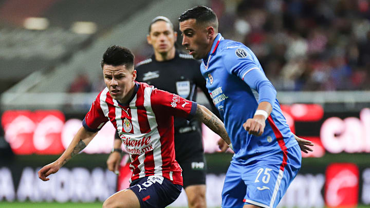Pável Pérez de las Chivas y el argentino Ramiro Funes Mori de Cruz Azul durante la final de la Copa Sky 2022.