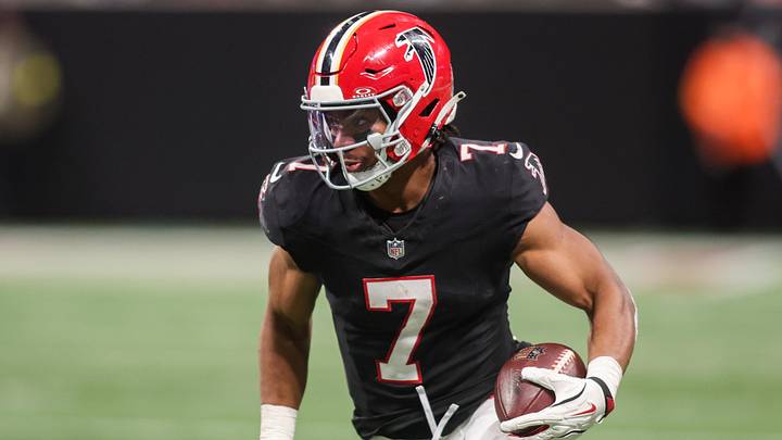 Atlanta Falcons running back Bijan Robinson (7) runs the ball against the Los Angeles Rams in the third quarter at Mercedes-Benz Stadium.