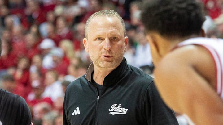 Indiana Head Coach Darian DeVries talks with Nick Dorn (7) during the Indiana versus Oregon men's basketball game at Simon Skjodt Assembly Hall on Monday, Feb. 9, 2026.