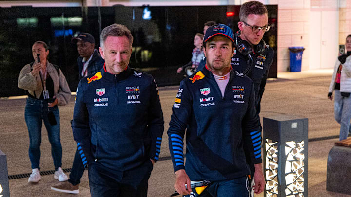 Sergio "Checo" Pérez, Christian Horner, director de Red Bull, y el ingeniero de carreras Hugh Bird 