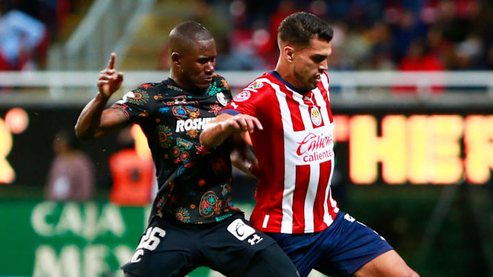 El colombiano Andrés Mosquera del Toluca y Daniel Ríos de Chivas durante el Clausura 2023.