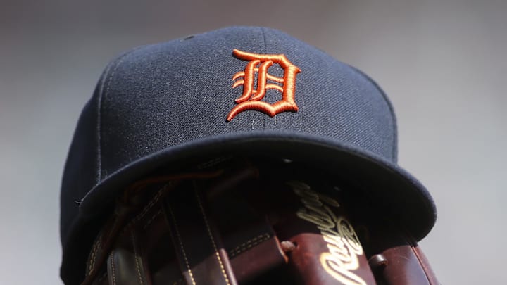 Detroit Tigers hat and glove