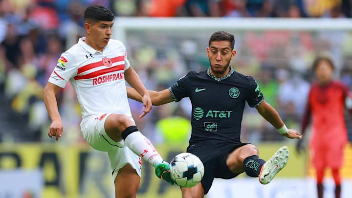 Kevin Castañeda (Toluca) compite por el balón con el uruguayo Sebastián Cáceres (América).