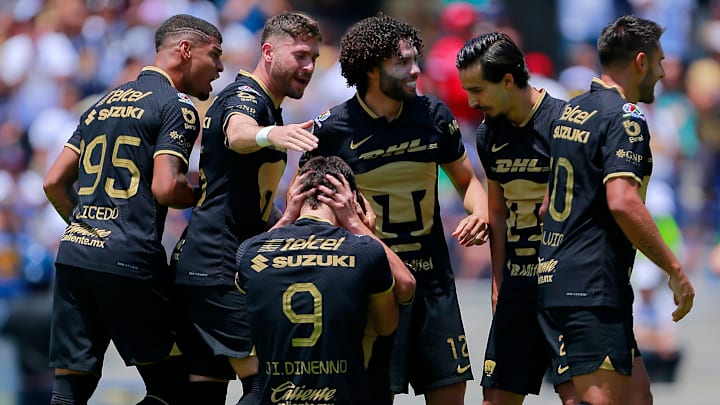 José Caicedo, 'Palermo' Ortiz, César Huerta y Juan Dinenno celebrando uno de los goles de Pumas frente a Toluca.