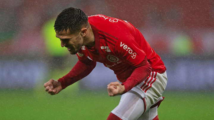 Bustos é titular absoluto da lateral colorada