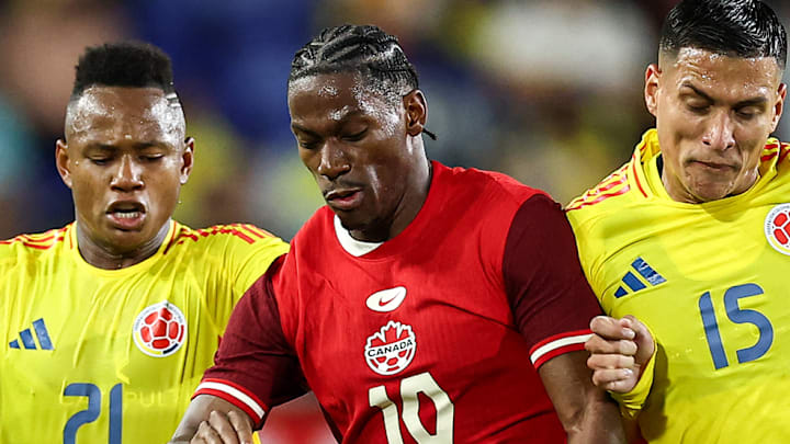Jonathan David (center) battled against Jaminton Campaz (left) and Juan Portilla (right) in a scoreless draw between Canada and Colombia.