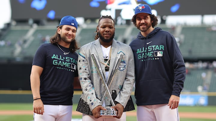 Vladimir Guerrero Jr. con su trofeo tras ganar el Home Run Derby 2023
