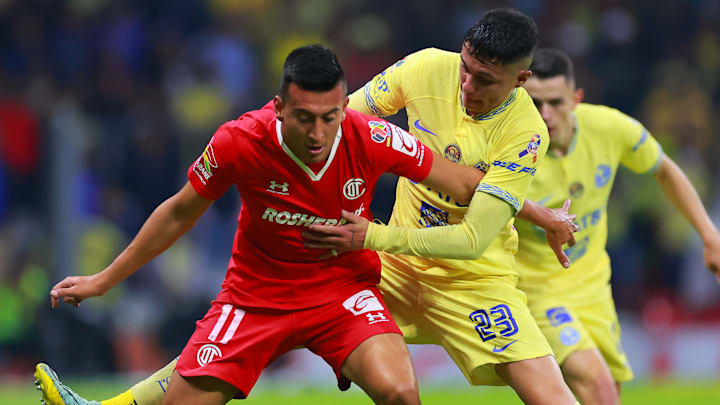 Daniel Álvarez del Toluca y Emilio Lara del América durante la semifinal del Apertura 2022.