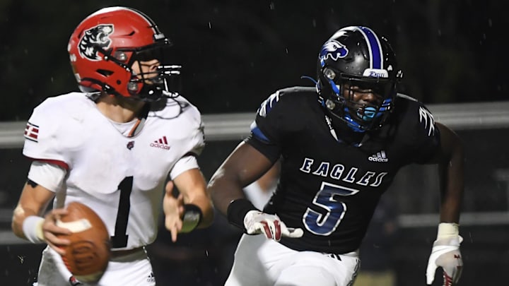 South Carolina football commitment Jaquavious Dodd chasing down the quarterback from his EDGE position