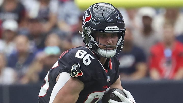 Oct 27, 2024; Houston, Texas, USA; Houston Texans tight end Dalton Schultz (86) makes a reception during the first quarter against the Indianapolis Colts at NRG Stadium. Mandatory Credit: Troy Taormina-Imagn Images