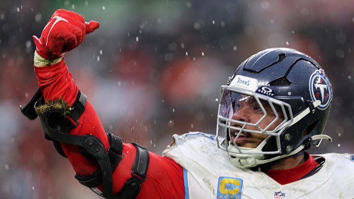 Tennessee Titans defensive tackle Jeffery Simmons reacts after sacking Cleveland Browns quarterback Shedeur Sanders.