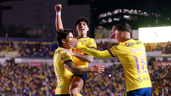 Víctor Dávila, Kevin Álvarez y Cristián Calderón celebran un gol