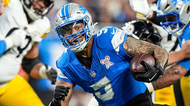 Detroit Lions running back David Montgomery (5) runs against Pittsburgh Steelers during the first half at Ford Field in Detroit on Sunday, Dec. 21, 2025.
