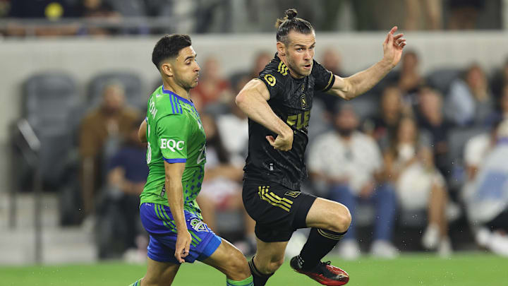 El salvadoreño Alex Roldán del Seattle Sounders persigue al galés Gareth Bale de LAFC en la temporada 2022.