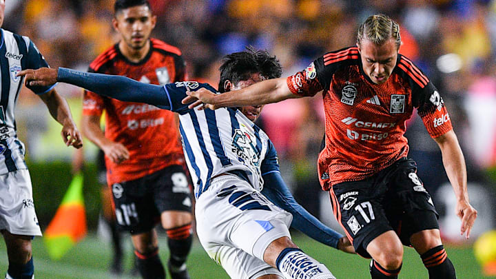 Bryan González de Pachuca y Sebastián Córdova de Tigres durante el Clausura 2024