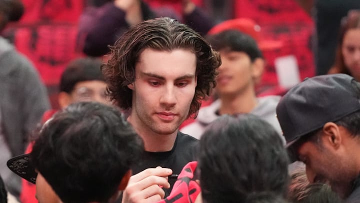 Apr 16, 2025; Chicago, Illinois, USA; Chicago Bulls guard Josh Giddey (3) signs autographs before the game against the Miami Heat at United Center. Mandatory Credit: David Banks-Imagn Images Apr 16, 2025; Chicago, Illinois, USA; Chicago Bulls guard Josh Giddey (3) signs autographs before the game against the Miami Heat at United Center. Mandatory Credit: David Banks-Imagn Images