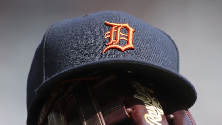 Detroit Tigers hat and glove