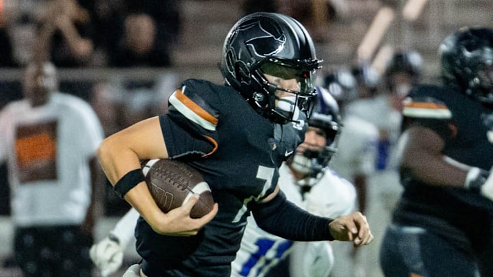 Desert Edge Scorpions Blake Roskopf (7) runs with the ball during a game against the Millennium Tigers at Desert Edge High School in Goodyear on Oct. 31, 2025.