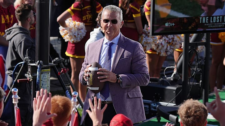 Fox college football analyst Urban Meyer reacts with fans to Cyclones and Hawkeyes fans during Fox Big Noon Kickoff before Iowa and Iowa State Football at JackTtrice Stadium Sept. 6, 2025, in Ames, Iowa.
analyzes