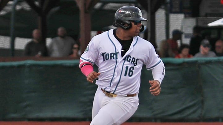 Daytona Tortuga’s Alfredo Duno (16) steals second base Daytona Tortuga’s Alfredo Duno (16) steals second base