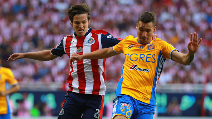 Carlos Fierro de Chivas y Jesús Dueñas de Tigres durante la gran final del Torneo Clausura 2017. Carlos Fierro de Chivas y Jesús Dueñas de Tigres durante la gran final del Torneo Clausura 2017.