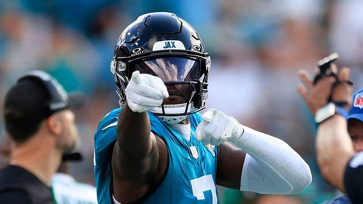 Jacksonville Jaguars wide receiver Brian Thomas Jr. (7) signals a first down during the third quarter of a NFL football matchup at EverBank Stadium, Sunday, Dec. 14, 2025, in Jacksonville, Fla. The Jaguars defeated the Jets 48-20. [Corey Perrine/Florida Times-Union]