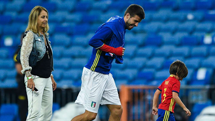 Montserrat Bernabéu junto a su hijo Gerard Piqué y Milan, uno de los niños que el ex jugador tuvo junto a Shakira 